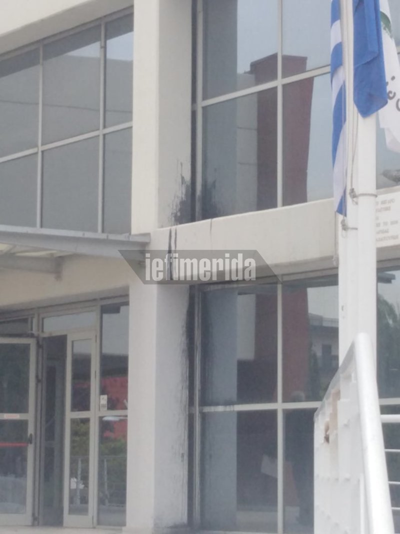 Μπογιές σε τζάμια του δημαρχείου Περιστερίου