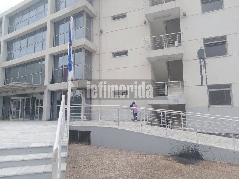 Μπογιές στο δημαρχείο Περιστερίου και μια καθαρίστρια που καθαρίζει