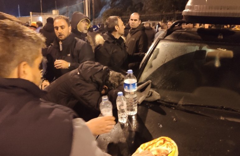 Ανδρας σκυμμένος σε αυτοκίνητο δίπλα σε κόσμο