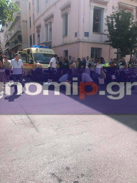 δήμαρχος Πάτρας φροντίζει άνδρα από μηχανάκι