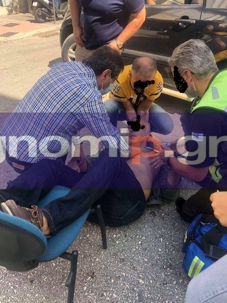 δήμαρχος Πάτρας φροντίζει άνδρα από μηχανάκι