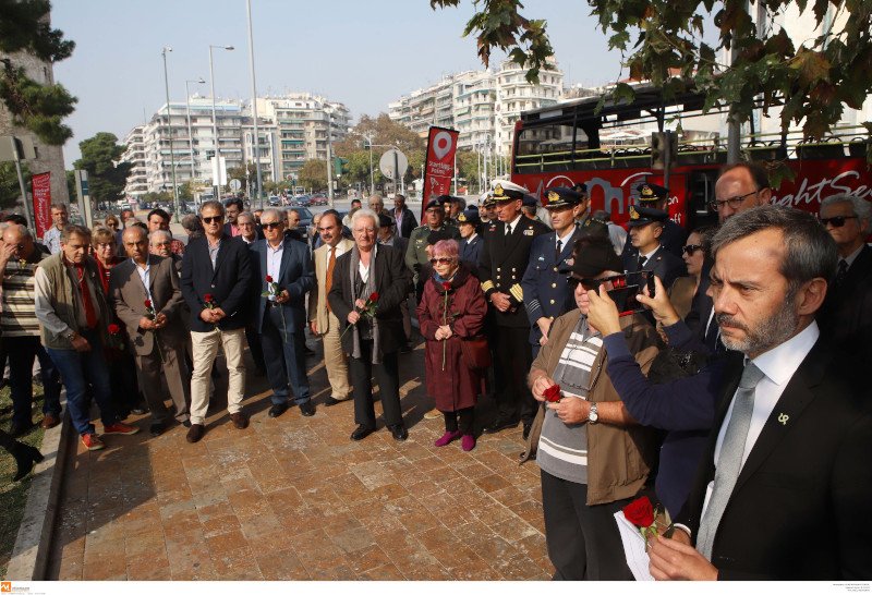 με κόκκινα τριαντάφυλλα στην εκδήλωση