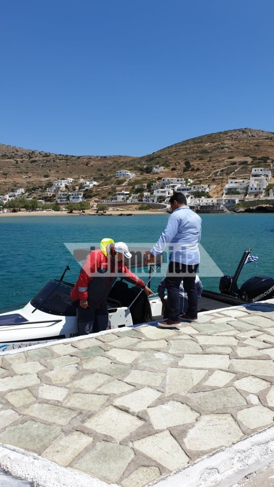 O δήμαρχος Σικίνου, Βασίλης Μαράκης κατά την άφιξη των πλωτών Μονάδων στο νησί