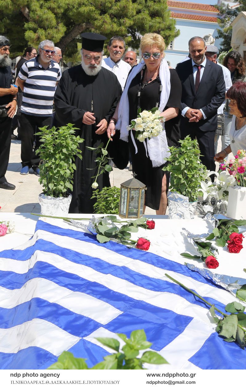 Η Δήμητρα Λιάνη στον τάφο του Ανδρέα Παπανδρέου