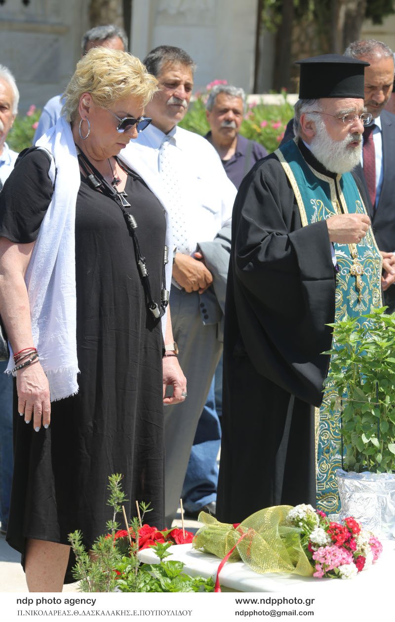Η Δήμητρα Λιάνη στον τάφο του Ανδρέα Παπανδρέου με μαύρο φόρεμα