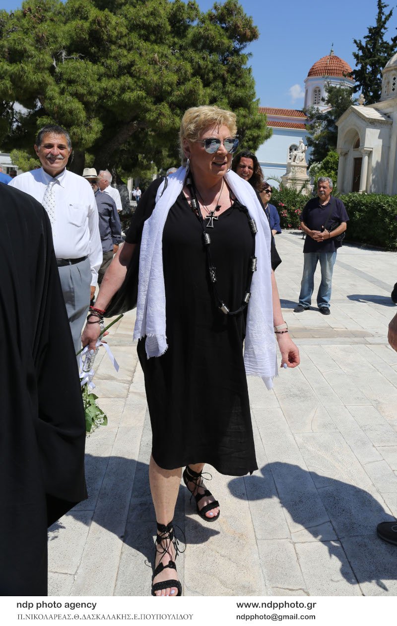 Η Δήμητρα Λιάνη με μαύρο φόρεμα