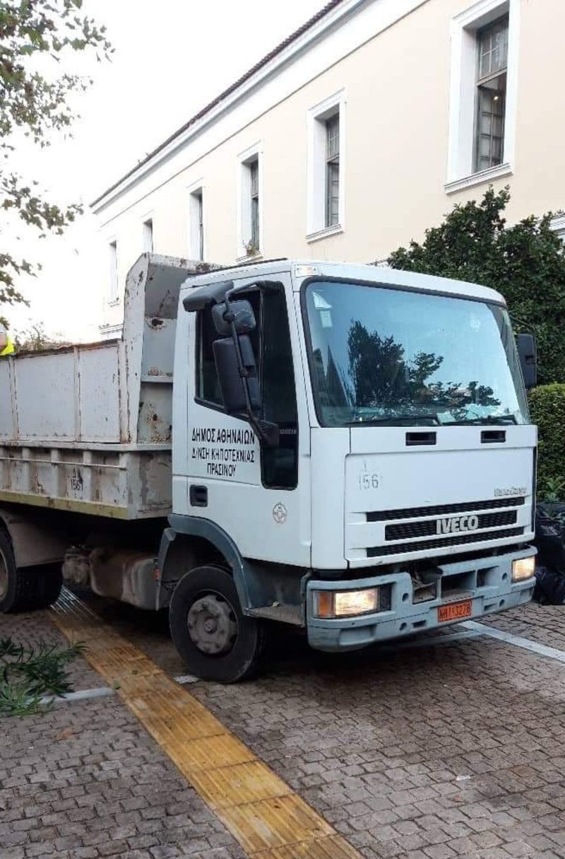 Φορτηγάκι του δήμου Αθηναίων έξω από τη Νομική Σχολή