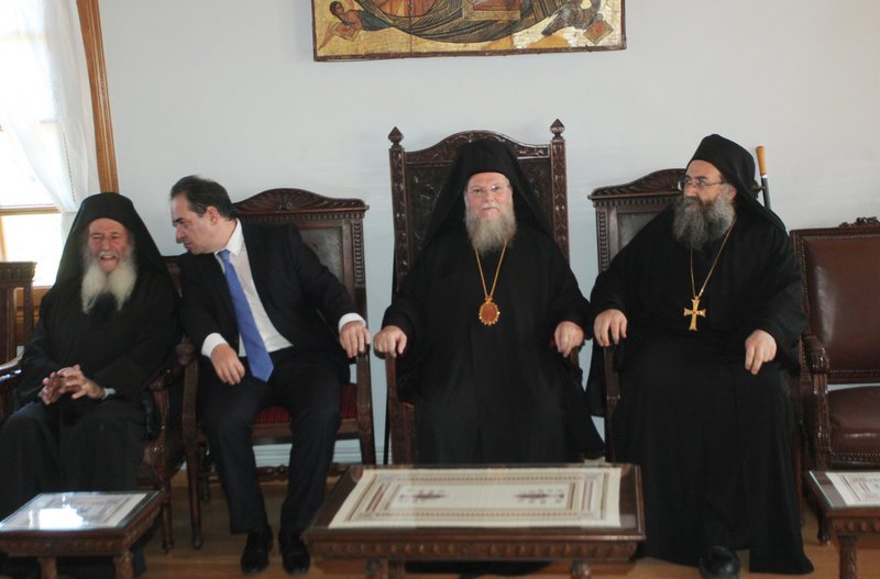 «Παρά την ειλικρινή επιθυμία και προσδοκία μου ο χρόνος της θητείας μου κατέστη σχετικά σύντομος, αφού, όπως ήδη γνωρίζετε, επίκειται η αντικατάστασή μου» είπε στους Αγιορείτες ο διοικητής του Αγ. Ορους Κωστής Δήμτσας