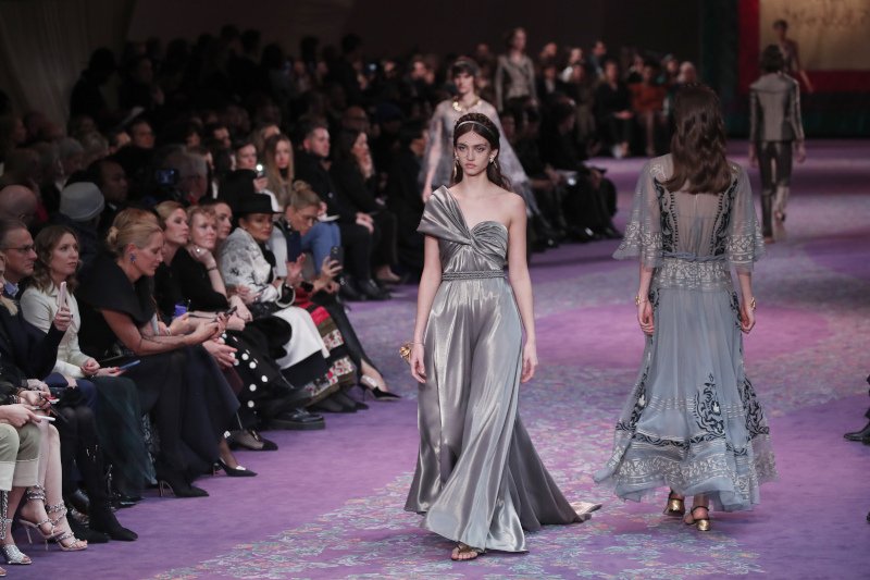 Χαρακτηριστικές δημιουργίες του οίκου Dior/ (AP Photo/Francois Mori)