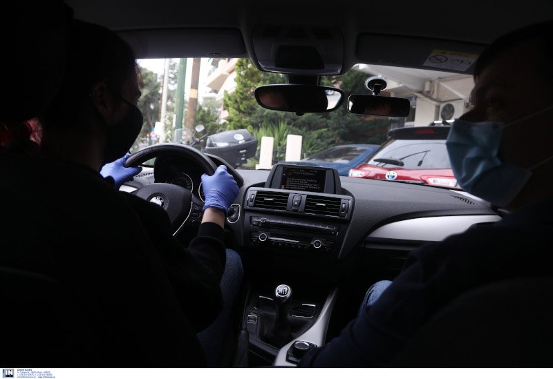 Μάθημα οδήγησης εν μέσω της πανδημίας του κορωνοϊού