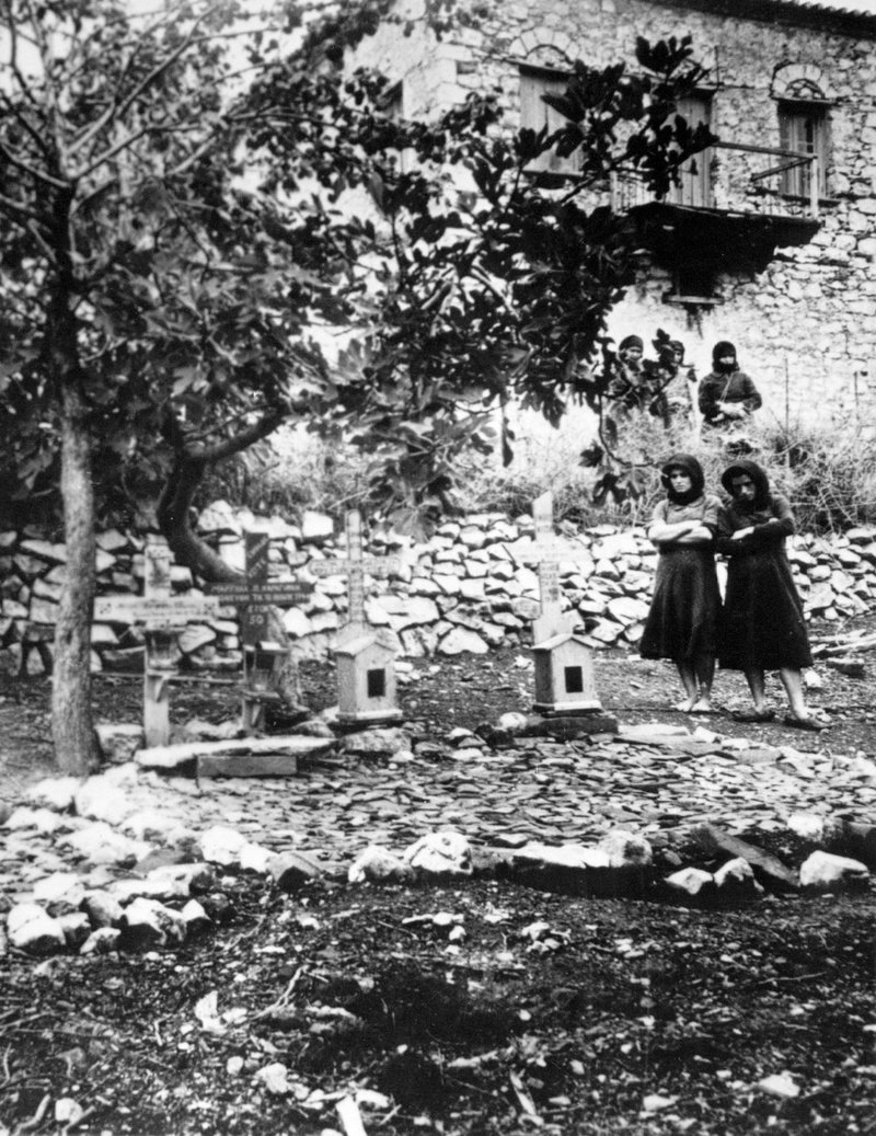 Γυναίκες θρηνούν πάνω από τους τάφους θυμάτων μετά τη σφαγή στο Δίστομο από τους Γερμανούς ναζί