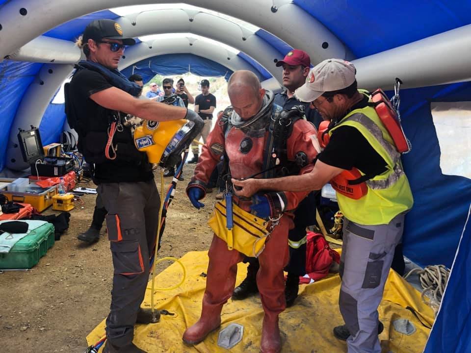 Ο δύτης φορά το ειδικό σκάφανδρο για να βουτήξει στην Κόκκινη Λίμνη