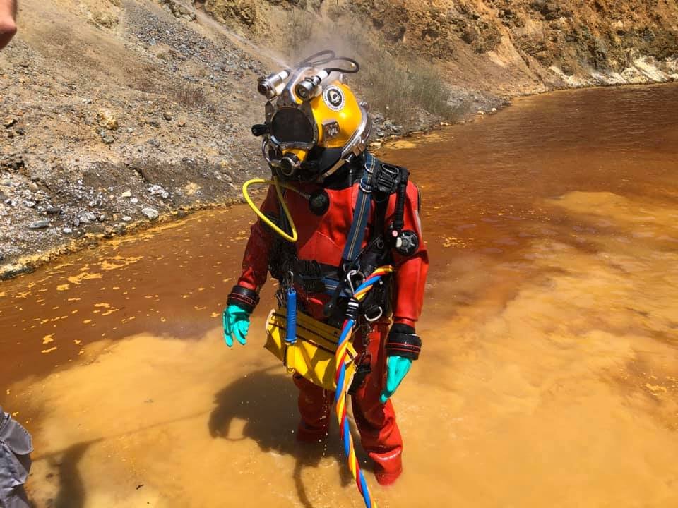 Ο δύτης προετοιμάζεται να μπει στην Κόκκινη Λίμνη