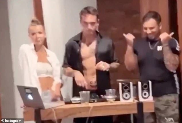 Το βίντεο δείχνει έναν DJ να παίζει μουσική, ενώ όλοι έπιναν αλκοόλ και χόρευαν