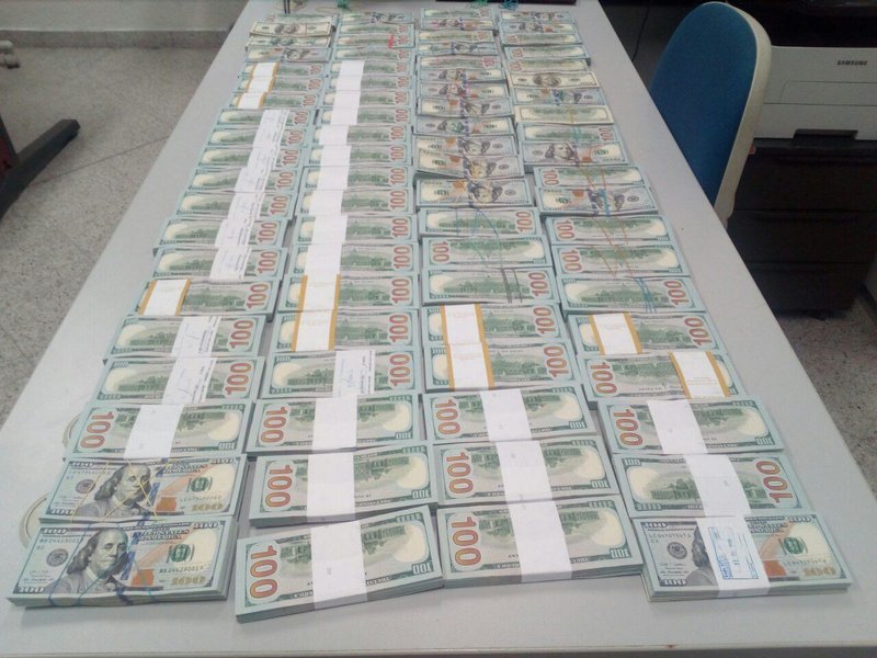 Τα 800.000 δολάρια, σε μετρητά, που εντόπισαν οι τελωνειακοί