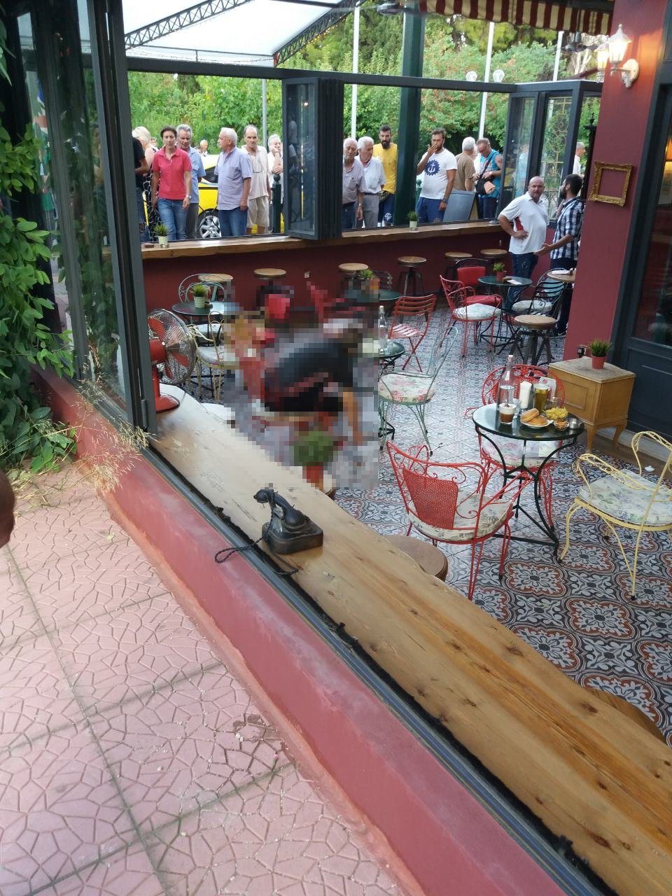 Το θύμα μέσα στην καφετέρια στο Περιστέρι