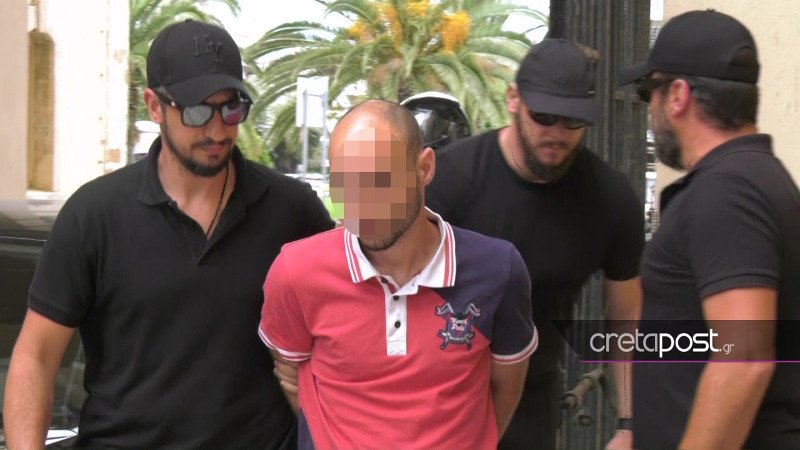 Ο 27χρονος καθ' ομολογίαν δολοφόνος της Αμερικανίδας βιολόγου οδηγείται στον Εισαγγελέα / Φωτογραφία: cretapost.gr