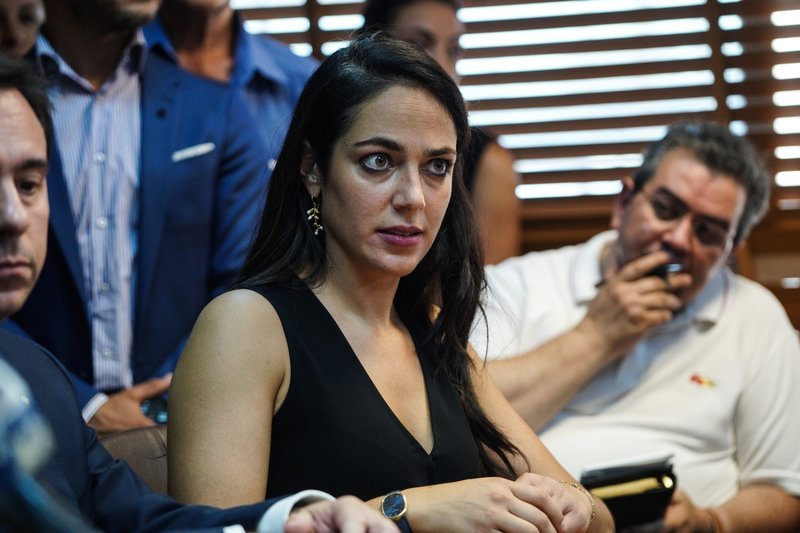 Η Δόμνα Μιχαηλίδου παρακολουθεί την παράδοση-παραλαβή -Φωτογραφία: Nick Paleologos / SOOC