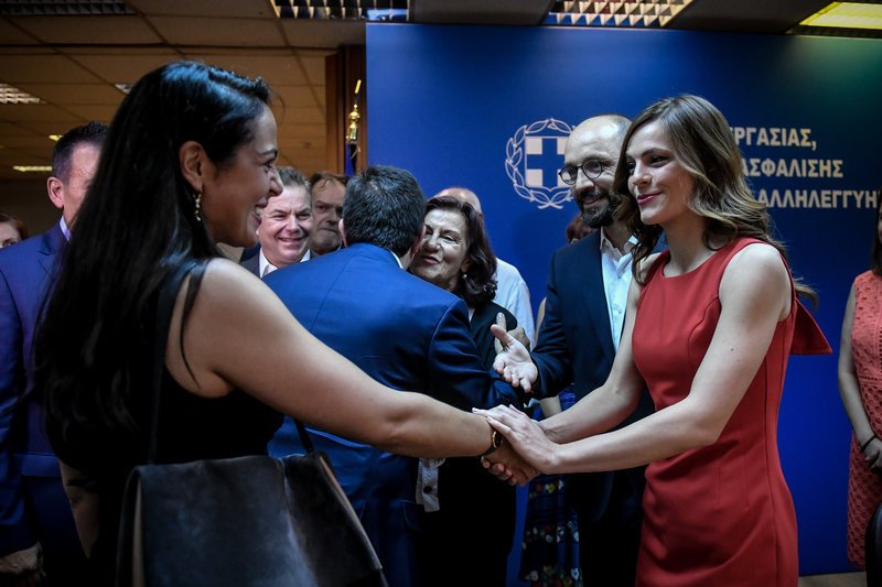 Η πρώτη χειραψία Μιχαηλίδου-Αχτσιόγλου -Φωτογραφία: EUROKINISSI/ΤΑΤΙΑΝΑ ΜΠΟΛΑΡΗ