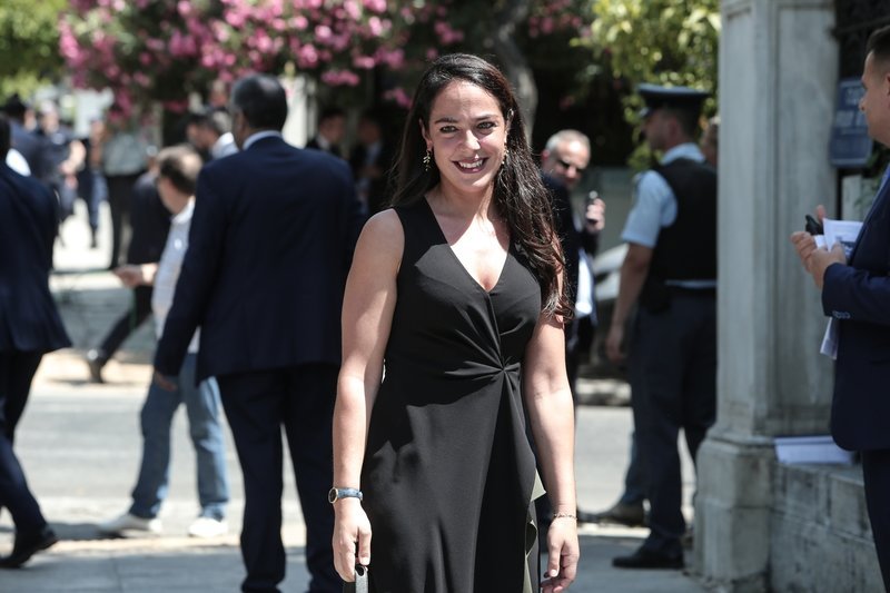 Η Δόμνα Μηχαηλίδου ήταν διαρκώς χαμογελαστή κατά την προσέλευσή της στο Προεδρικό Μέγαρο