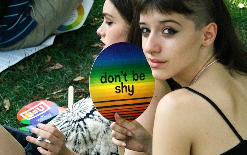 κοπέλα κρατά πινακίδα don't be shy