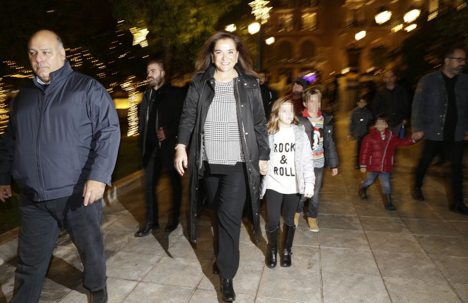 Η βουλευτής της ΝΔ, Ντόρα Μπακογιάννη στην πλατεία Συντάγματος με την εγγονή της