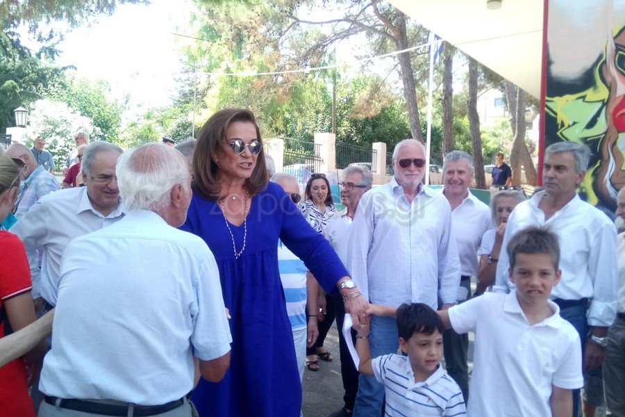 Ντορα Μπακογιάννη με μπλε