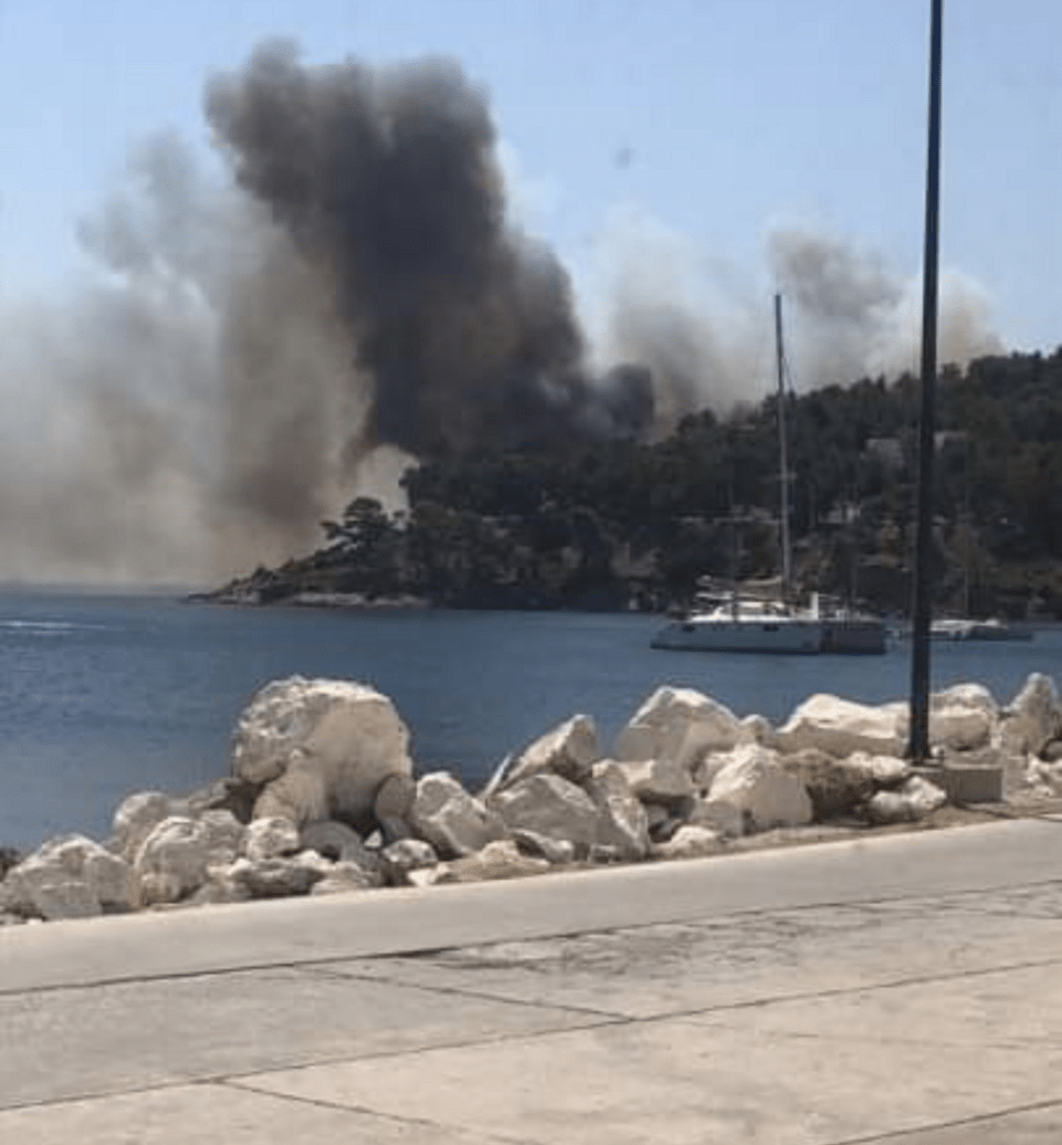 Λίγο μετά τις 15.30 ενισχύθηκαν οι δυνάμεις της πυροσβεστικής στο νησί