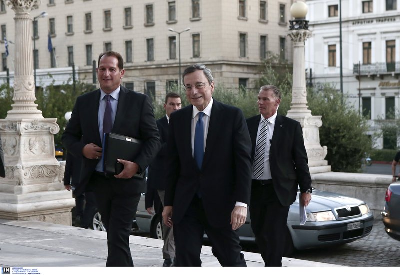Ο Μάριο Ντράγκι προσέρχεται στην Ακαδημίσ Αθηνών