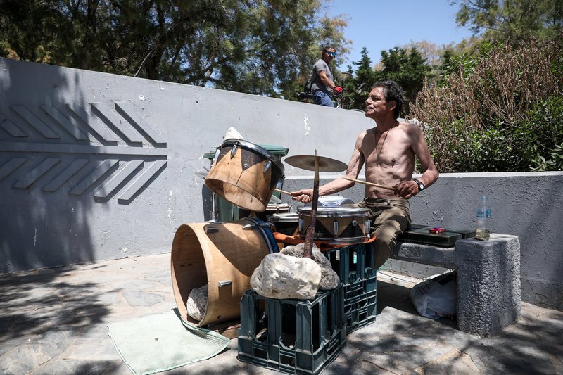 Περαστικός σταματάει και απολαμβάνει τη μουσική από τα τύμπανα
