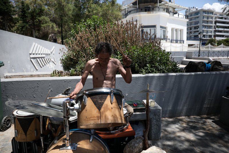 Χέρια και πόδια σε αρμονικές ρυθμικές κινήσεις παράγουν εξαιρετική μουσική μέσω των ντραμς