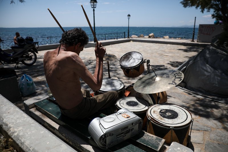 Μουσική δρόμου από ένα ντράμερ στο Παλαιό Φάληρο