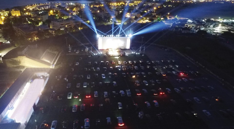 Αυτοκίνητα στο drive in της Γλυφάδας σε εκδήλωση