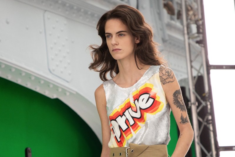 Μπλούζα της louis Vuitton που γράφει: «Drive»