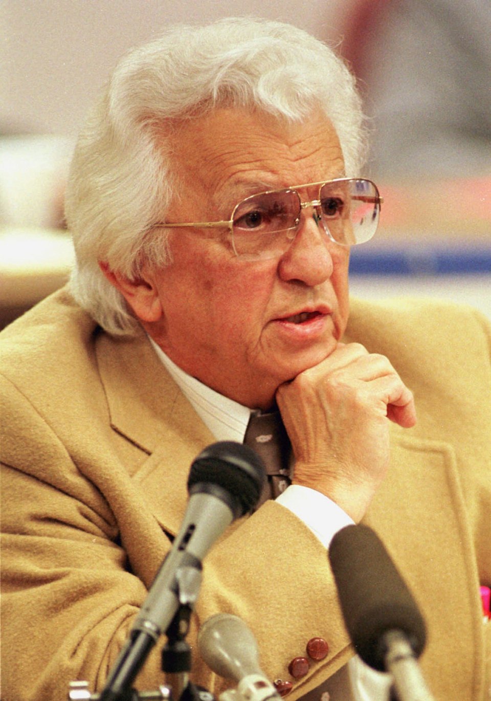 Ο Δρ. Νικ περνά από την επιτροπή που του στερεί το δικαίωμα να ασκεί το επάγγελμα του γιατρού το 1995