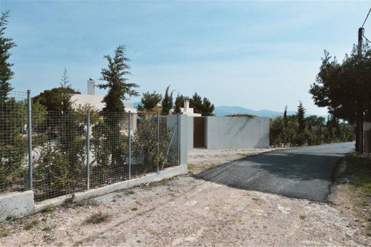 Η ασφαλτόστρωση του δρόμου μπροστά από το σπίτι του Γιάννη Δραγασάκη στα Μέγαρα