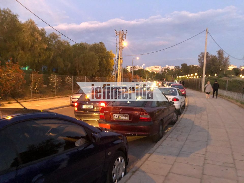 Ήταν σχεδόν αδύνατο να βρει κανείς θέσει στάθμευσης το βράδυ της Δευτέρας στον Φλοίσβο