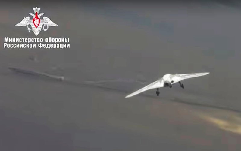 Το νέο ρωσικό μαχητικό drone εν πτήσει.