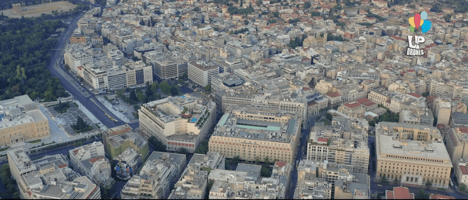 Εικόνα της Αθήνας τον Αύγουστο που μοιάζει σαν να έχει ερημώσει / Φωτογραφία: Youtube / UpDrone