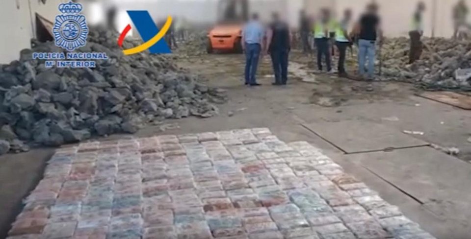 785 πακέτα με κοκαϊνή βάρους άνω του ενός κιλού το καθένα έβγαλαν οι αστυνομικοί από τις ψεύτικες πέτρες.