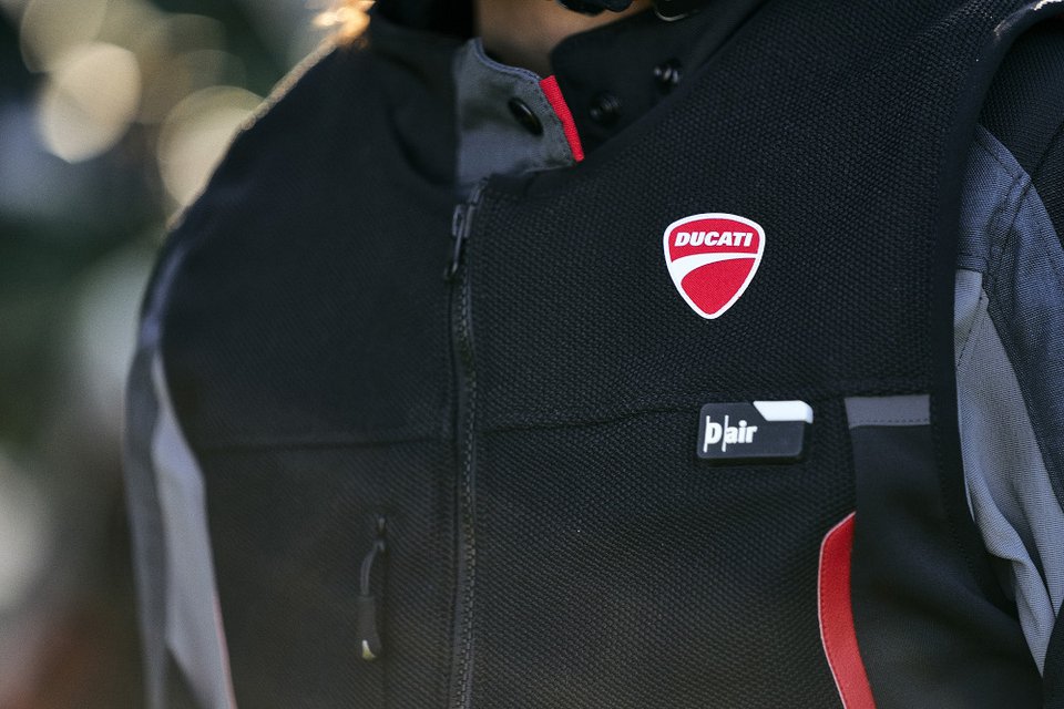 Η προτεινόμενη τιμή λιανικής του Ducati Smart Jacket είναι 640 ευρώ
