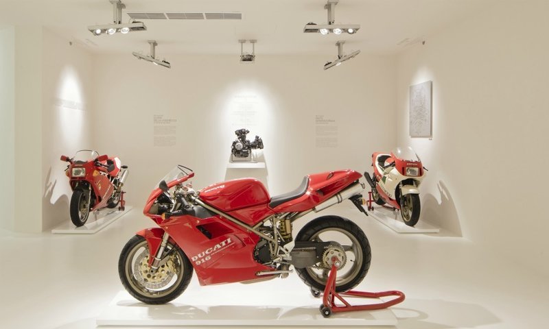 Στο μουσείο της Ducati στην Μπολόνια, της Ιταλίας εκτίθται ένα από τα τρία πρωτότυπα της θρυλικής 916 , τα οποία ο Massimo Tamburini εξέλιξε την μοτοσυκλέτα που παρουσιάστηκε το 1994.