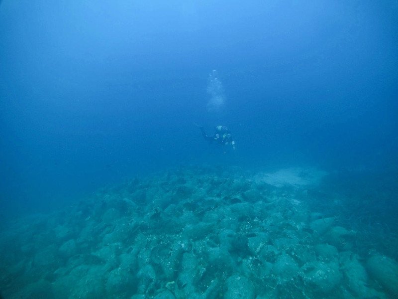 Δύτης πάνω από τα αρχαία στο ναυάγιο της Αλοννήσου /