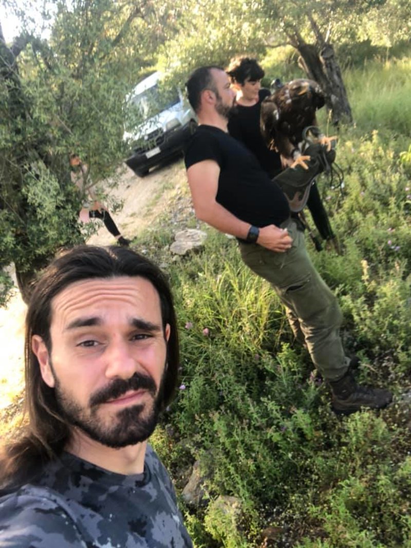 Selfie από τον Giovanni Granati. Πίσω του ένας άντρας με αετό.