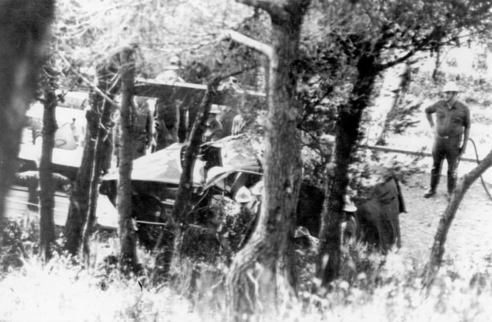 Η άμορφη μάζα του αυτοκινήτου στο οποίο επέβαινε η Γκρέις Κέλι με την 17χρονη τότε κόρη της Στεφανί