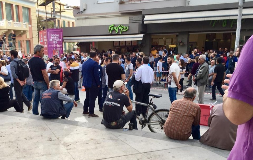 Κόσμος στο σημείο της ομιλίας Τσίπρα στο Ηράκλειο