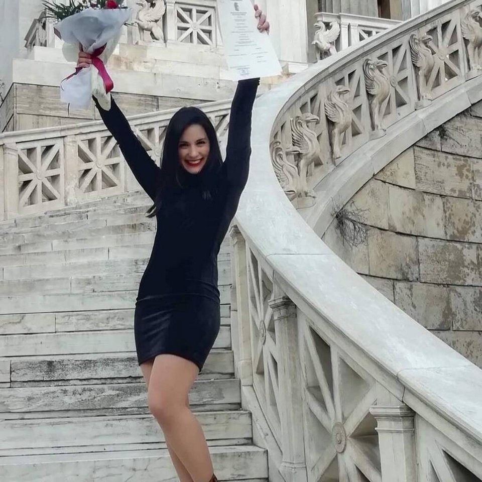 Η Εφη Ρασσιά πανευτυχής με το πτυχίο της