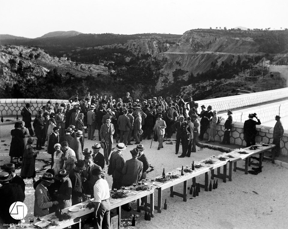 Τα εγκαίνια του Φράγματος του Μαραθώνα. Στο κέντρο απεικονίζεται ο πρωθυπουργός Ελευθέριος Βενιζέλος, 1929/Φωτογραφία: Ιστορικό Αρχείο ΕΥΔΑΠ