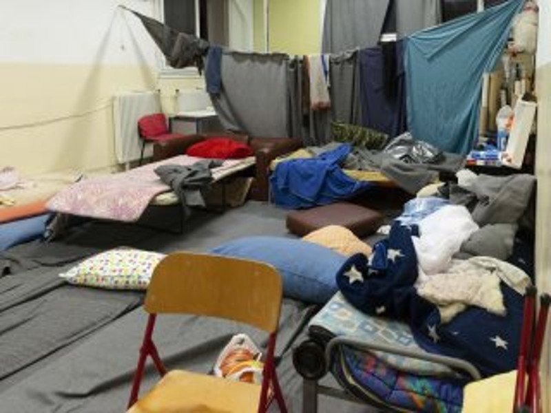 Χώρος με πολλά κρεβάτια στην κατάληψη