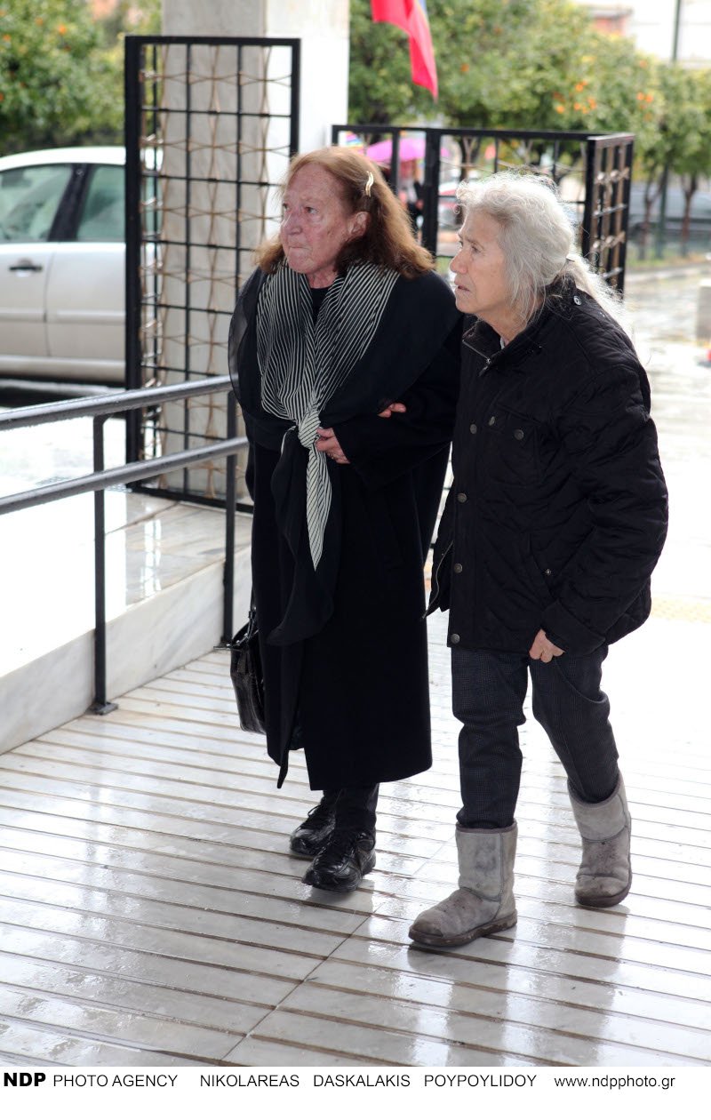 Η πρώτη σύζυγος του Θάνου Μικρούτσικου, Ειρήνη Ιγγλέση (αριστερά)